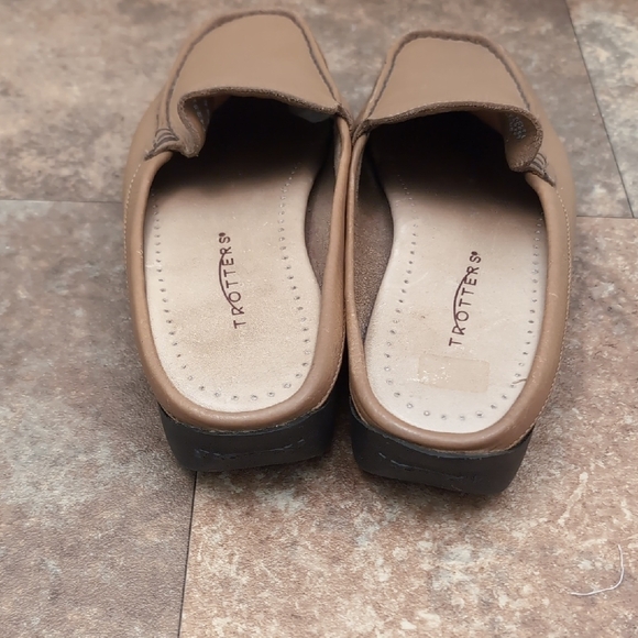 Trotters Women's Leather Tan Slip-On Loafers - Picture 3 of 8